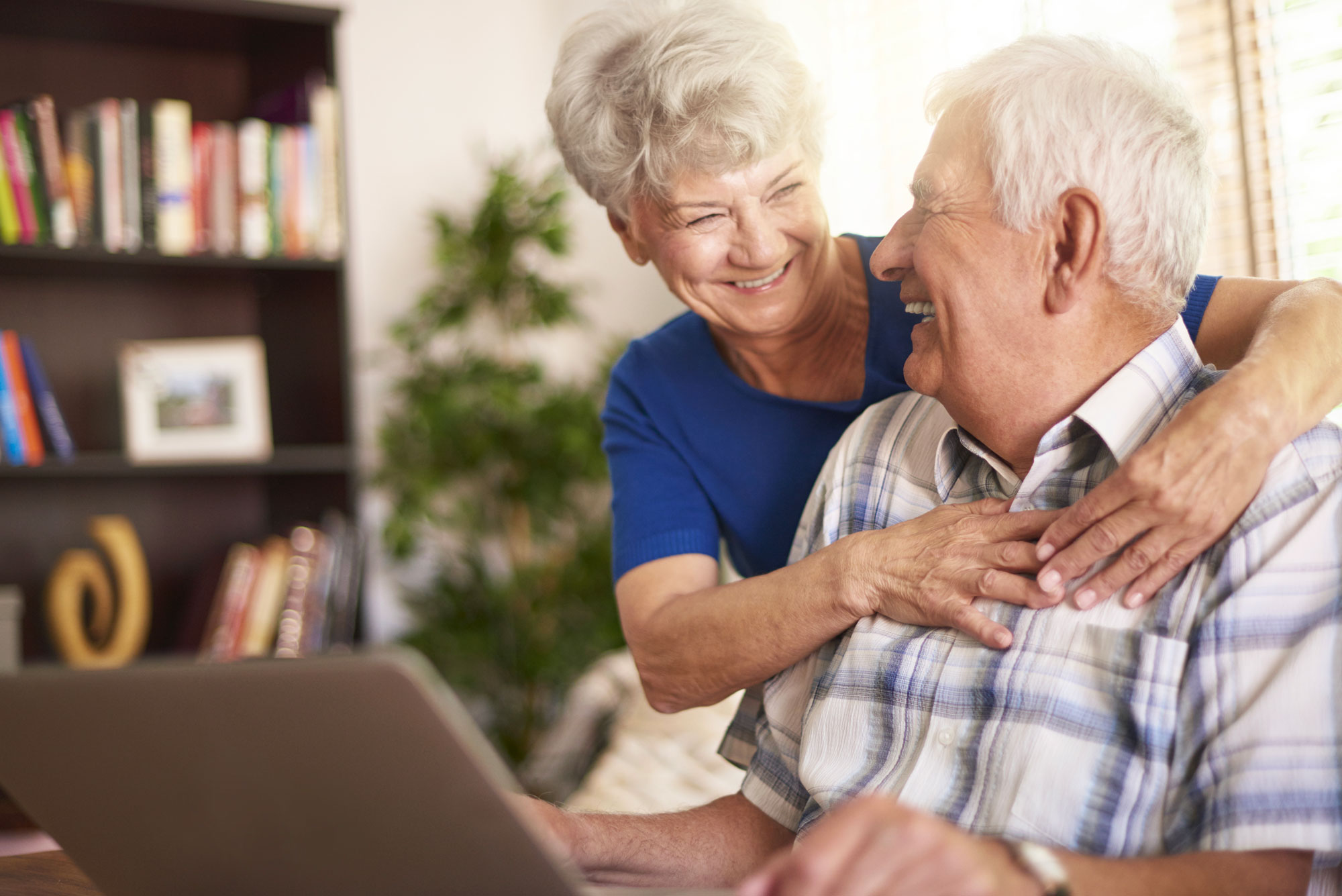 fondo-pensione-anziani-contenti-risparmi-con-laptop